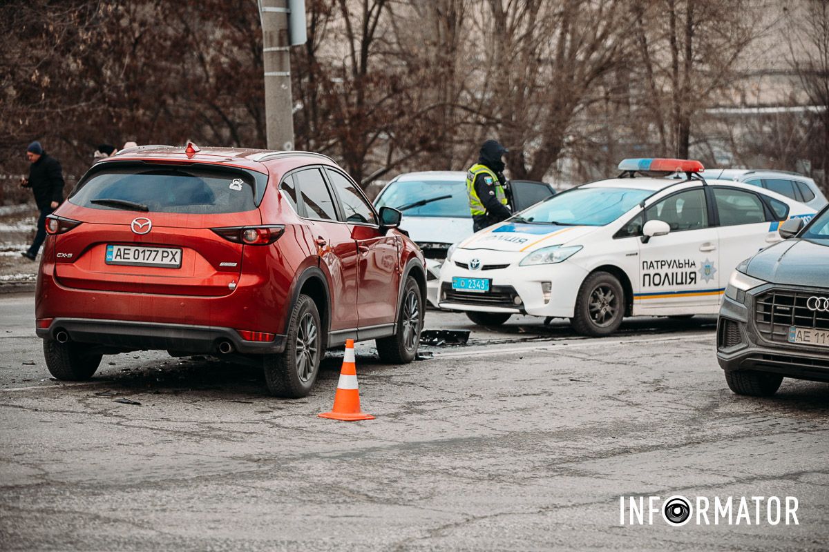 В Днепре на Космической сильная пробка: Mazda влетела в Ford 12