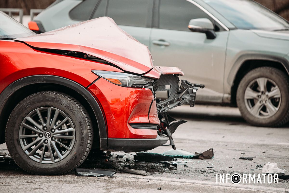 В Днепре на Космической сильная пробка: Mazda влетела в Ford 13