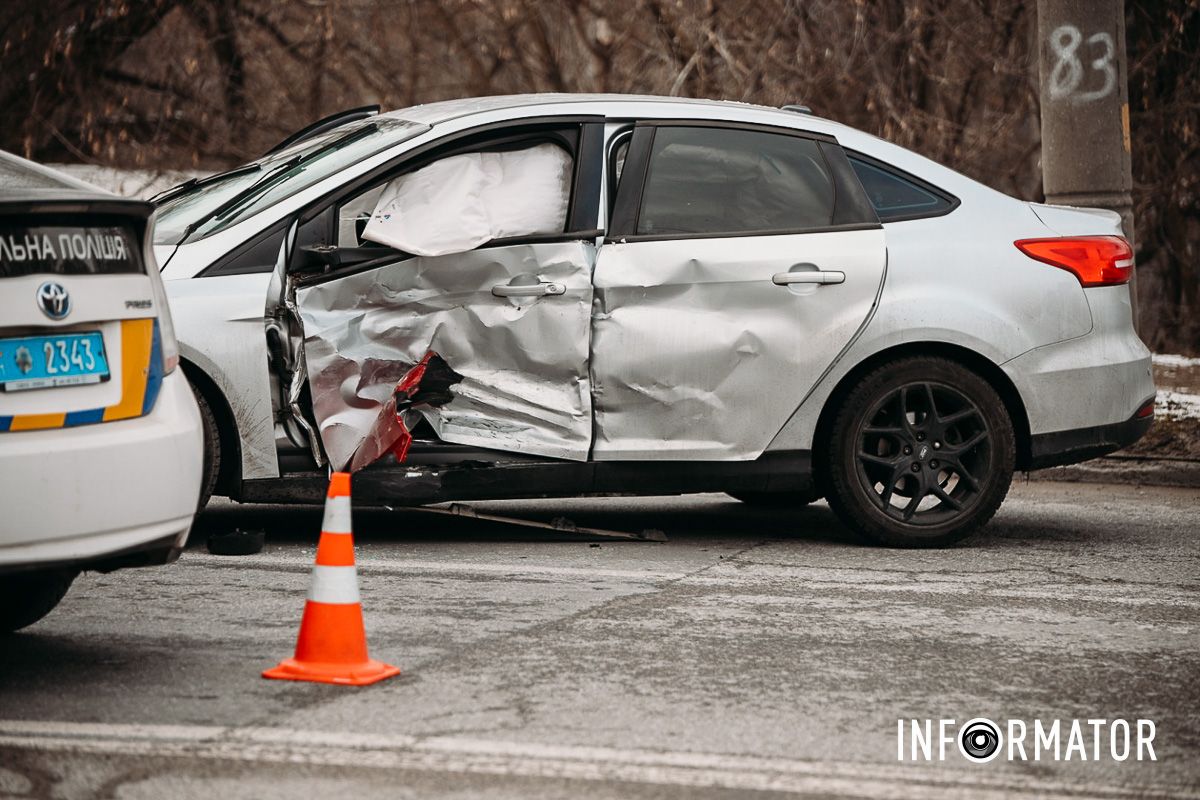 В Днепре на Космической сильная пробка: Mazda влетела в Ford 14