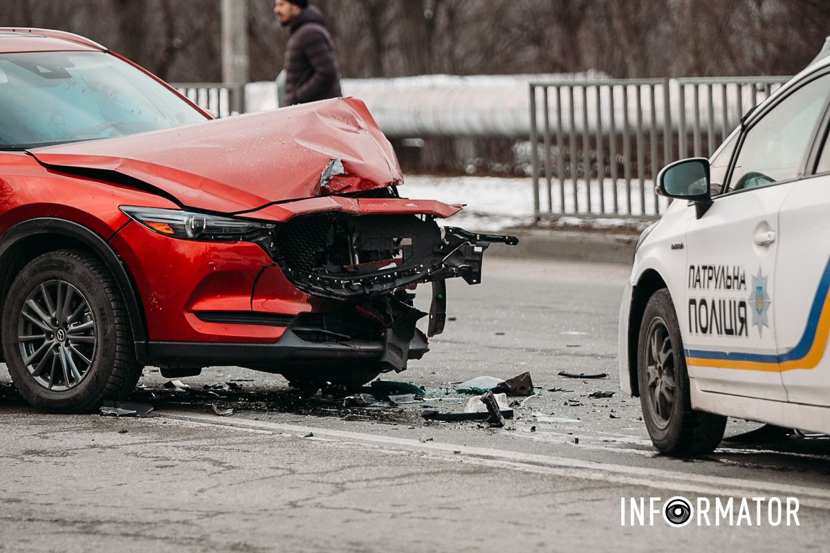 В Днепре на Космической сильная пробка: Mazda влетела в Ford 15