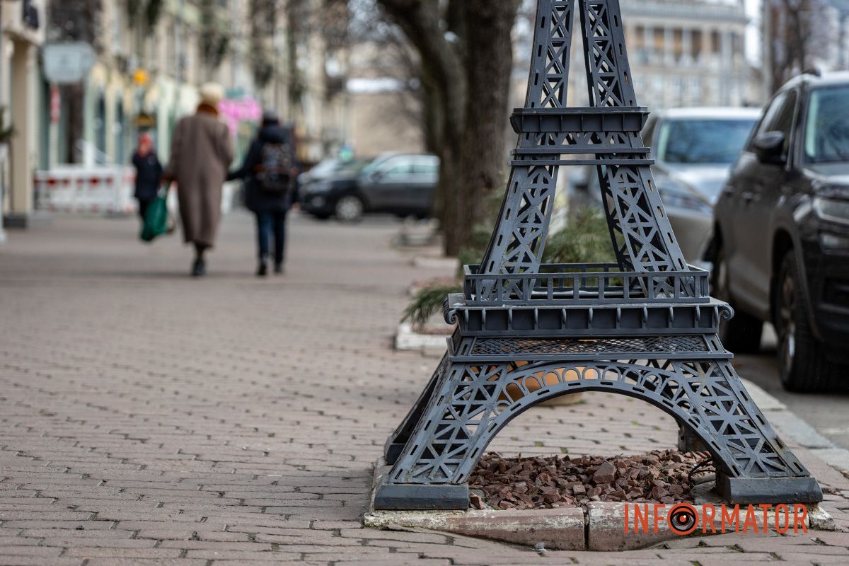 Металева копія відомої вежі розташована на проспекті Дмитра Яворницького, 90 Франція ближче, ніж здається: де у Дніпрі знайти мініатюрну Ейфелеву вежу 2