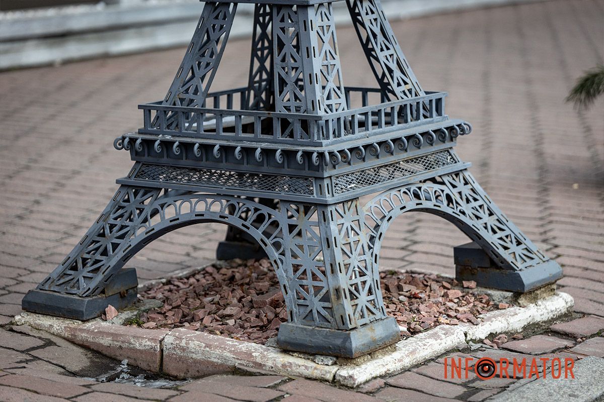 За своїми розмірами вона значно менша за оригінал, але гармонійно вписується в міський ландшафт Франція ближче, ніж здається: де у Дніпрі знайти мініатюрну Ейфелеву вежу 5