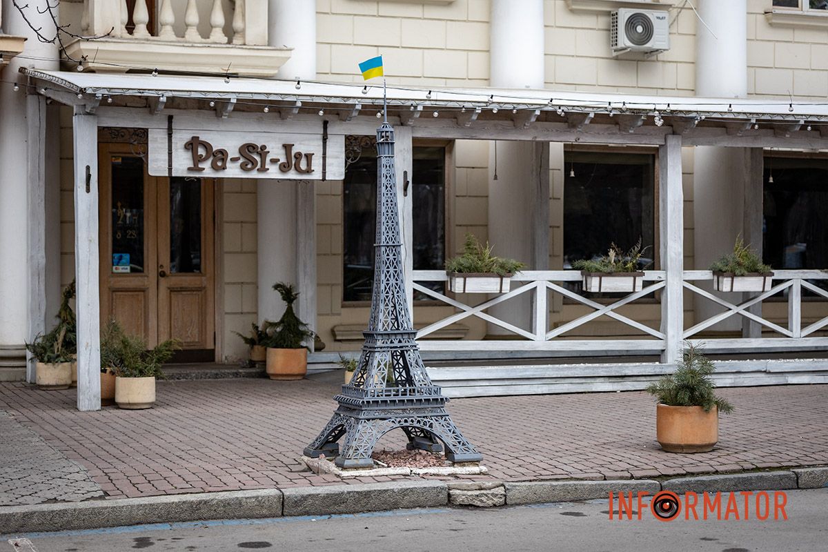 Як розповіла Інформатору гідеса Інна, вежу встановили біля ресторану французької кухні Pa si ju, як артоб’єкт і рекламу кілька років тому Франція ближче, ніж здається: де у Дніпрі знайти мініатюрну Ейфелеву вежу 6