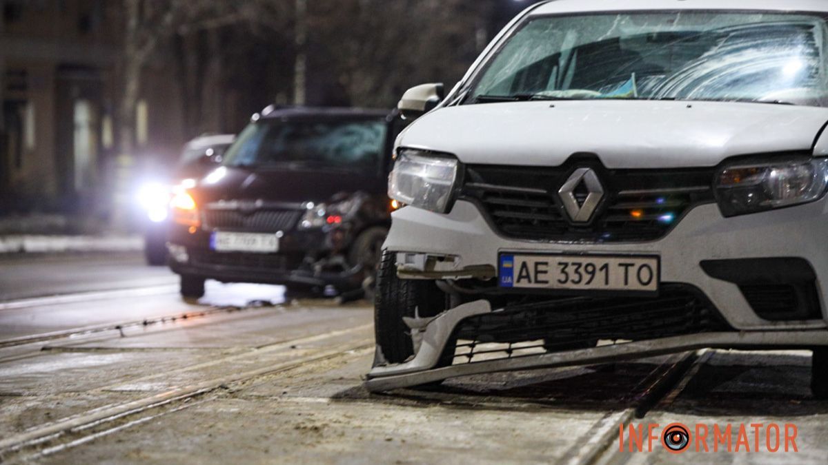 У Дніпрі на Грушевського Skoda врізалась в автівку служби таксі Bolt: рух трамваю №12 заблоковано