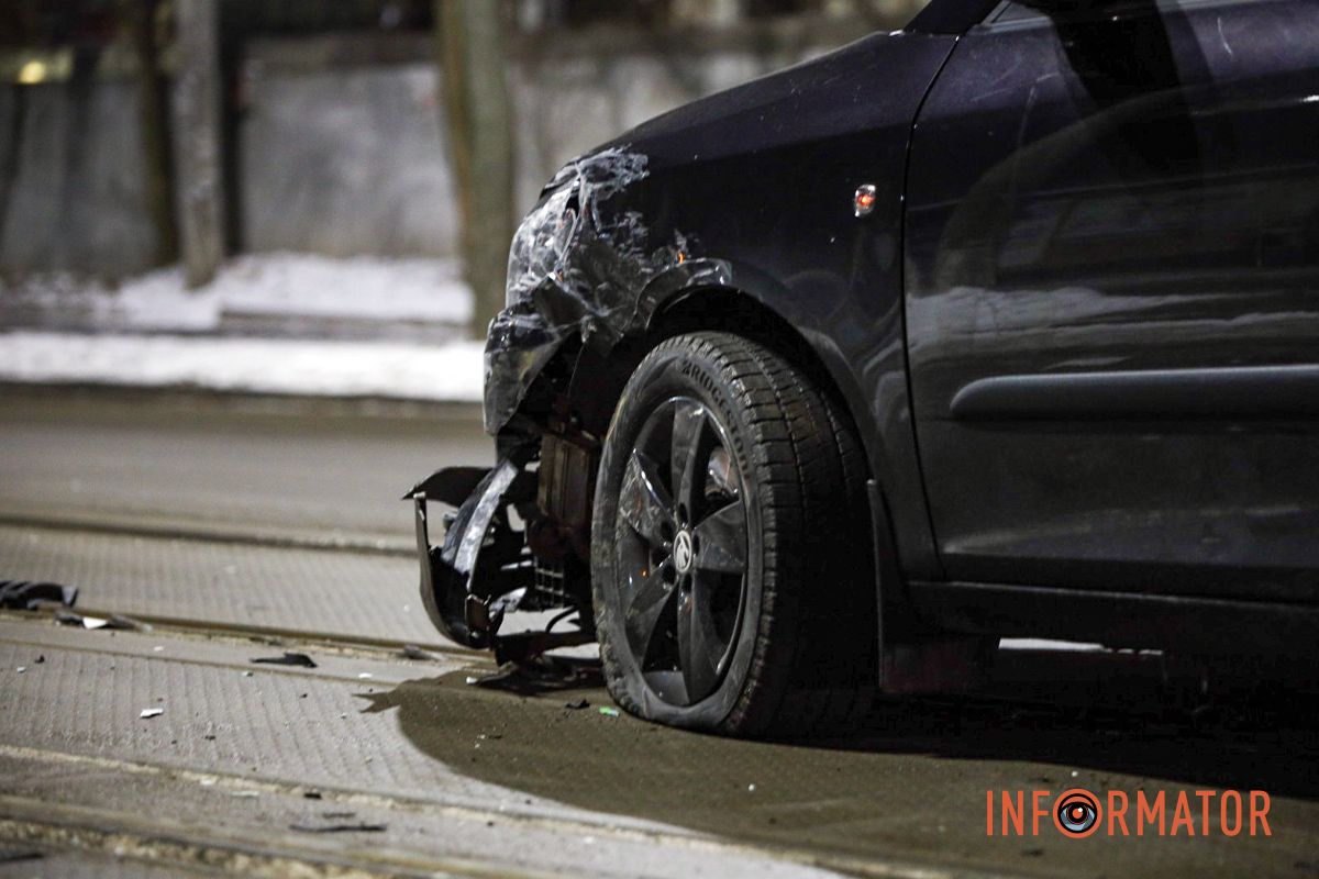 В результате он врезался в автомобиль службы такси Bolt