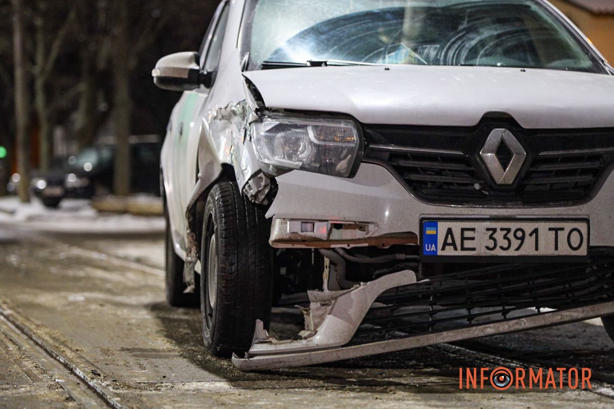 Автомобили находятся именно на трамвайных путях