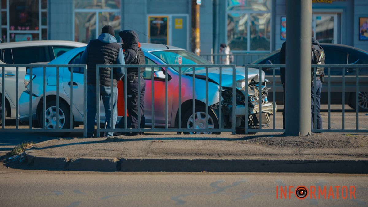 У Дніпрі на Слобожанському проспекті біля McDonald's зіткнулися BMW та Renault: рух на дорозі ускладнений