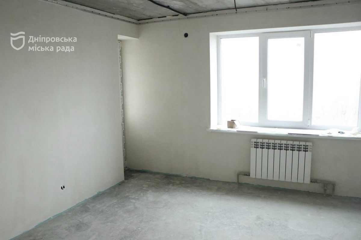 Цей будинок є першим в місті, який повністю відновлюють після ракетного удару Цей будинок є першим в місті, який повністю відновлюють після ракетного удару