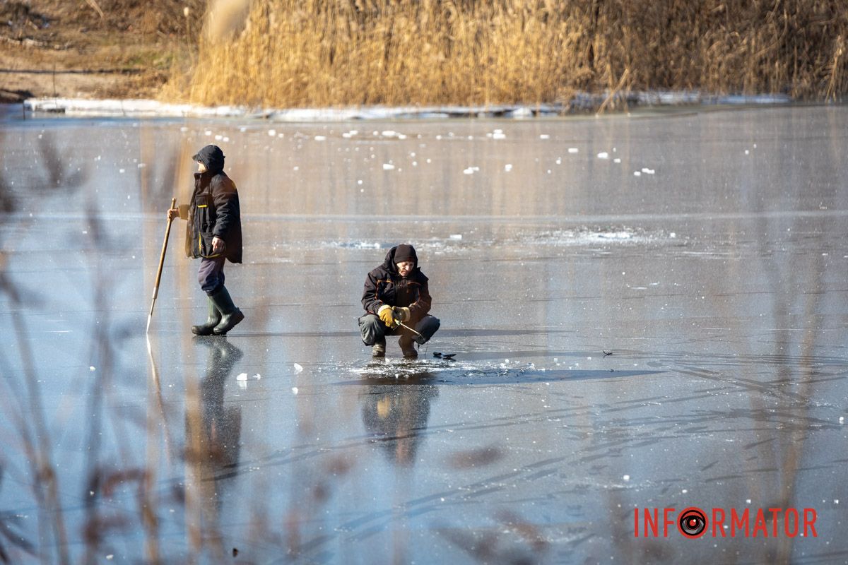 Рискуют собственной жизнью: в Днепре на Ломовском рыбаки вышли на первый лед 1