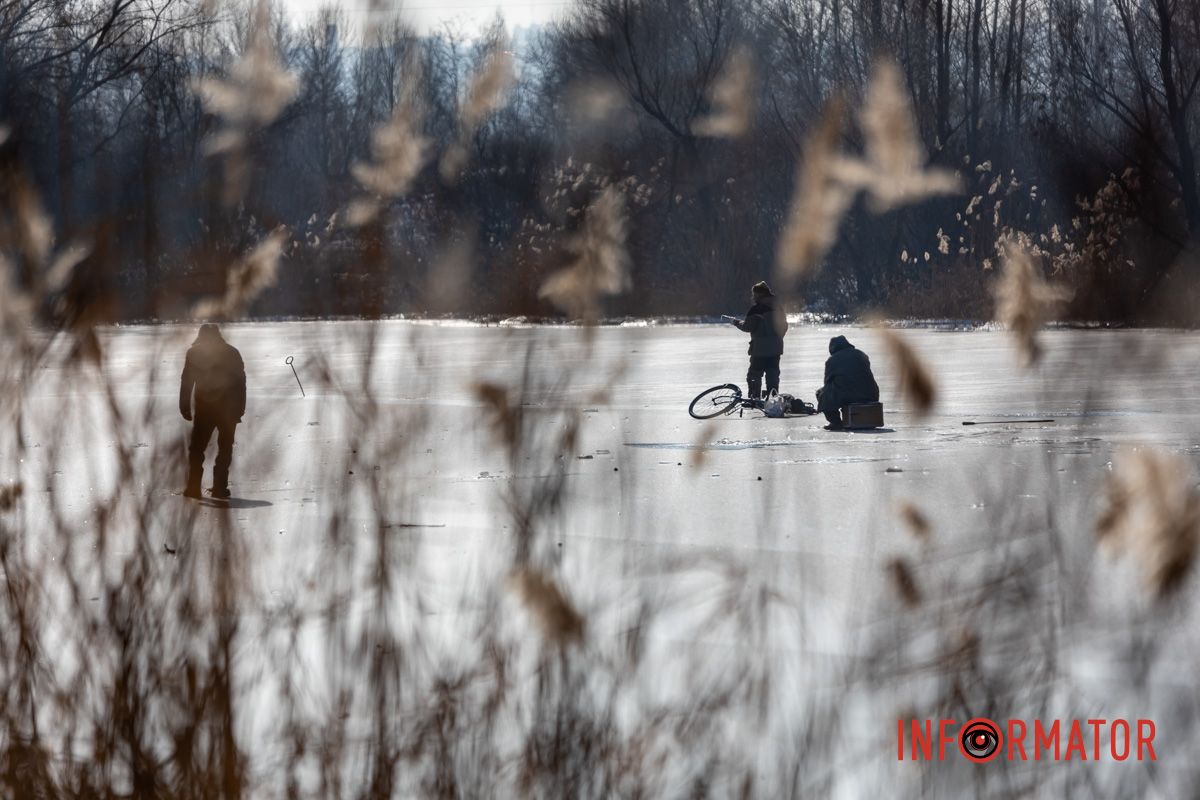 Рискуют собственной жизнью: в Днепре на Ломовском рыбаки вышли на первый лед 2