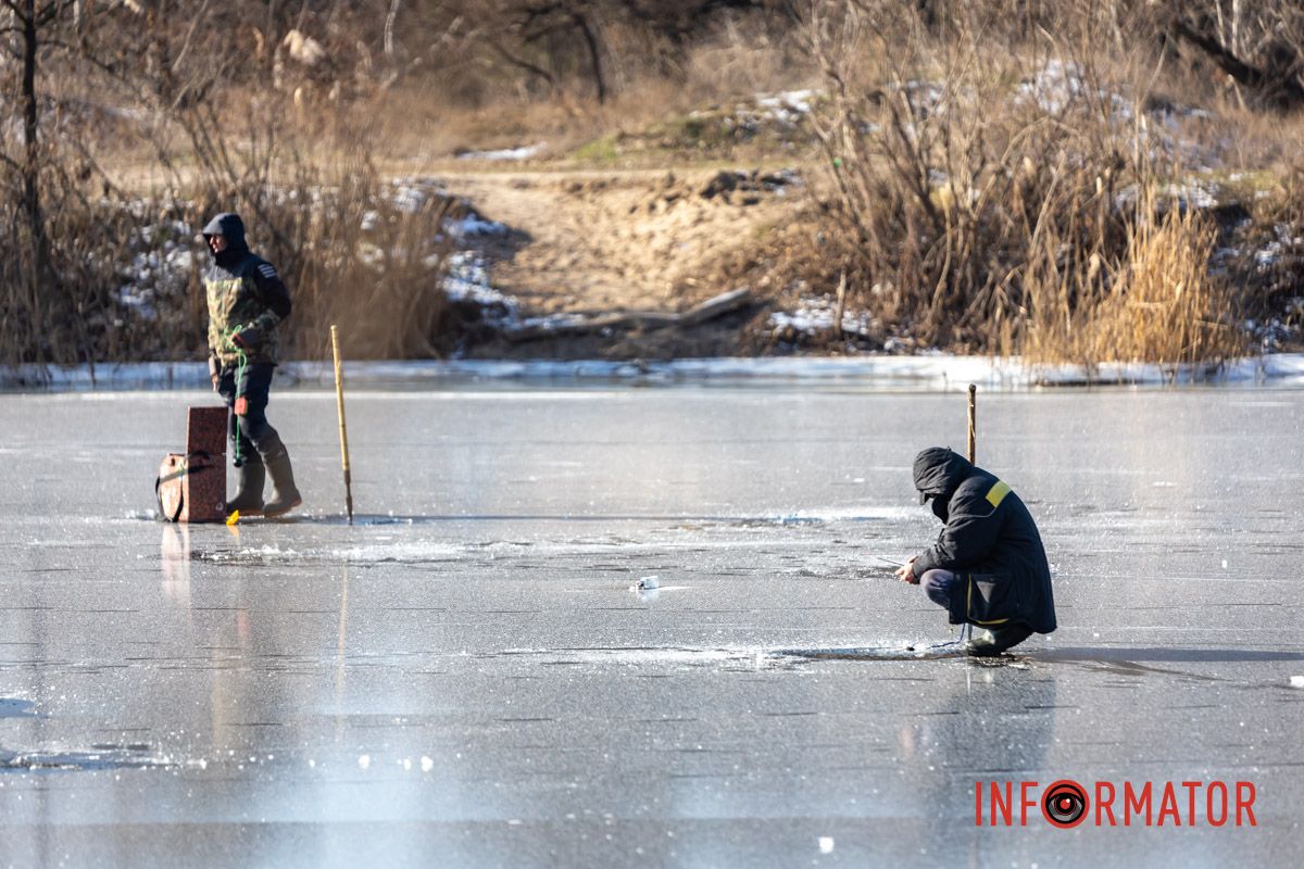 Рискуют собственной жизнью: в Днепре на Ломовском рыбаки вышли на первый лед 3