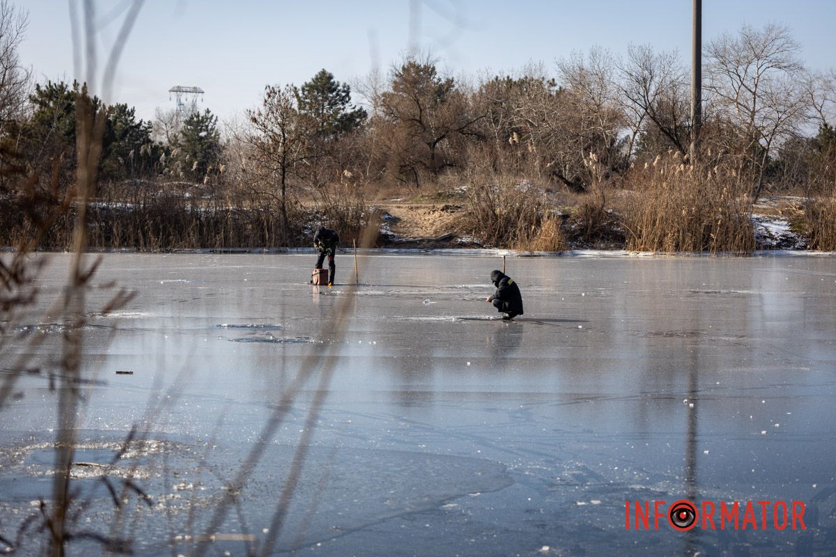 Рискуют собственной жизнью: в Днепре на Ломовском рыбаки вышли на первый лед 4