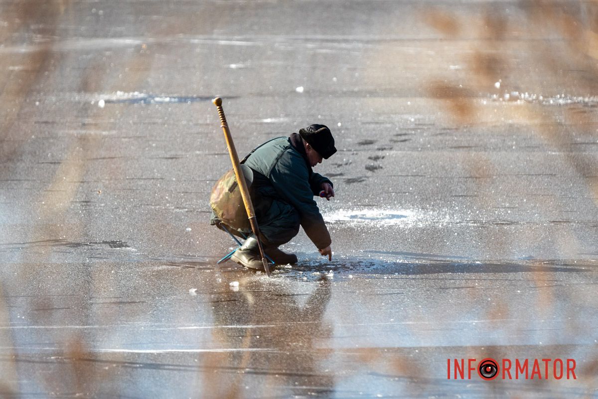 Рискуют собственной жизнью: в Днепре на Ломовском рыбаки вышли на первый лед 5