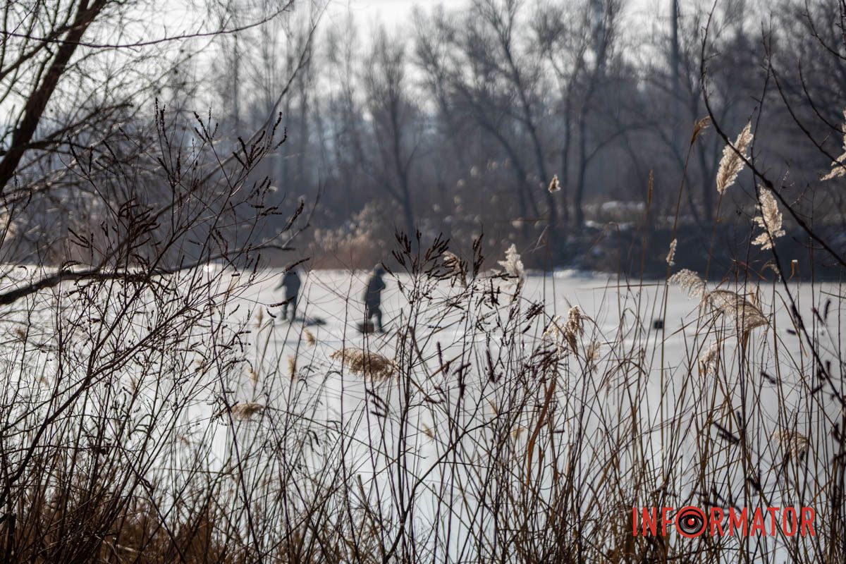 Рискуют собственной жизнью: в Днепре на Ломовском рыбаки вышли на первый лед 6