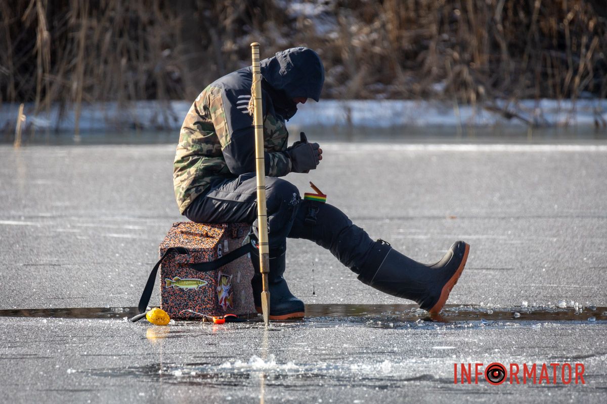Рискуют собственной жизнью: в Днепре на Ломовском рыбаки вышли на первый лед 7