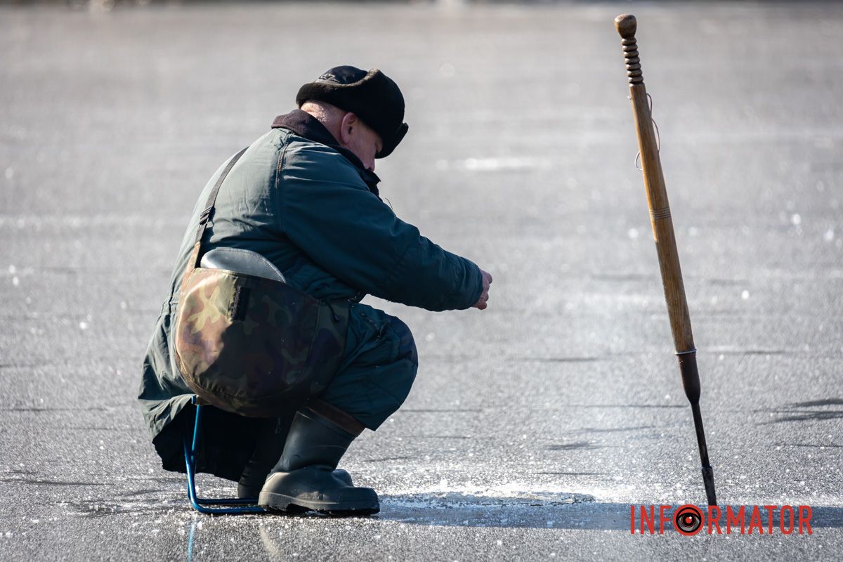 Рискуют собственной жизнью: в Днепре на Ломовском рыбаки вышли на первый лед 8