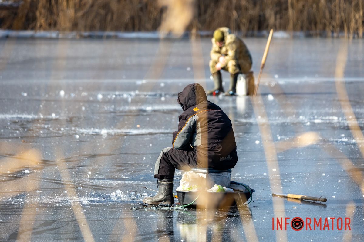 Рискуют собственной жизнью: в Днепре на Ломовском рыбаки вышли на первый лед 9