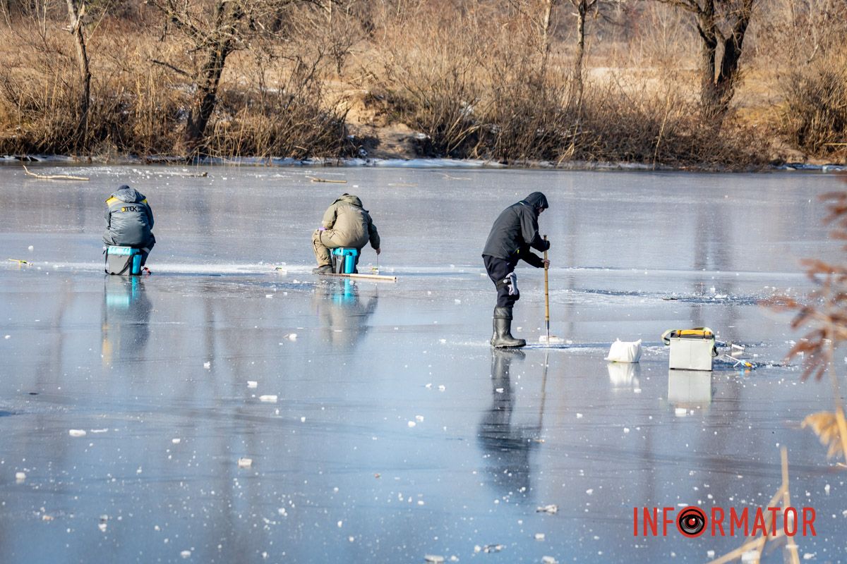 Рискуют собственной жизнью: в Днепре на Ломовском рыбаки вышли на первый лед 10