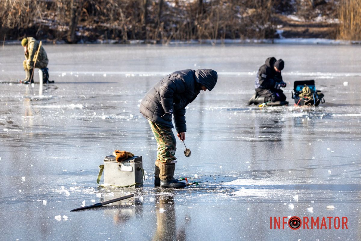 Рискуют собственной жизнью: в Днепре на Ломовском рыбаки вышли на первый лед 11
