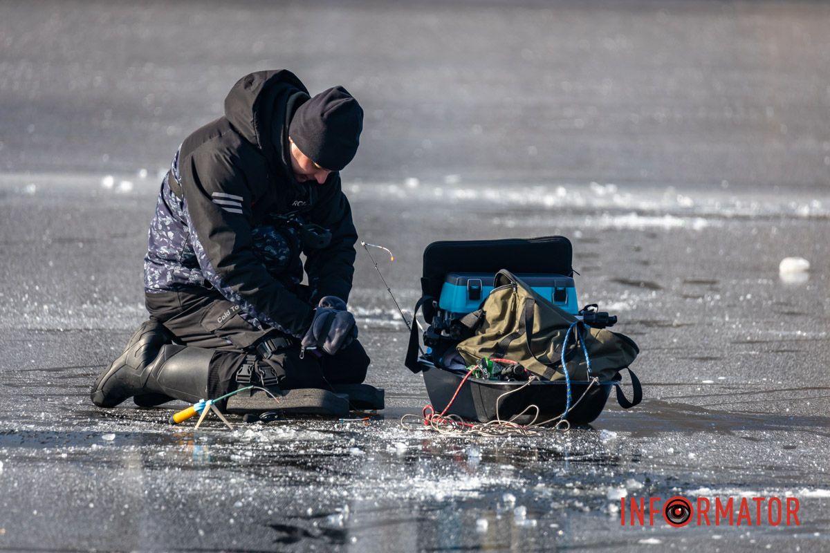Рискуют собственной жизнью: в Днепре на Ломовском рыбаки вышли на первый лед 12