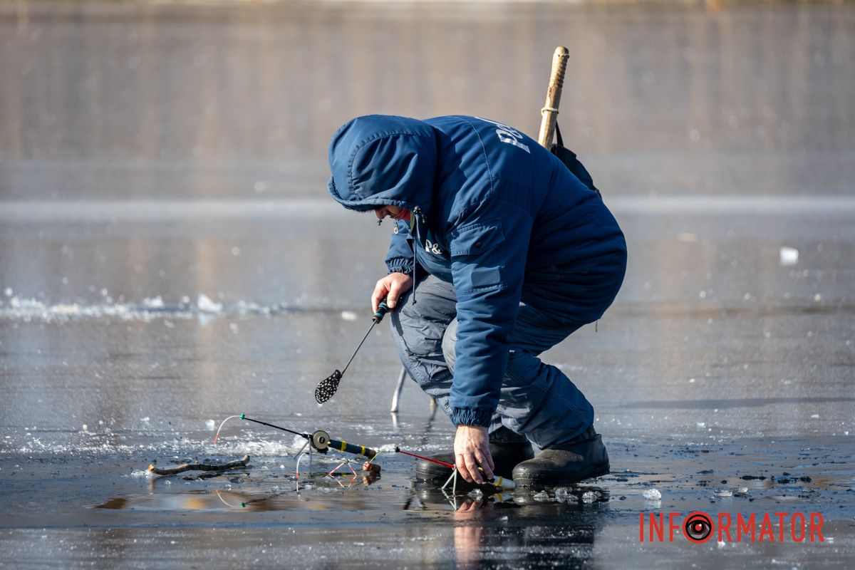 Рискуют собственной жизнью: в Днепре на Ломовском рыбаки вышли на первый лед 13