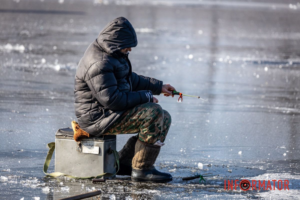 Рискуют собственной жизнью: в Днепре на Ломовском рыбаки вышли на первый лед 14