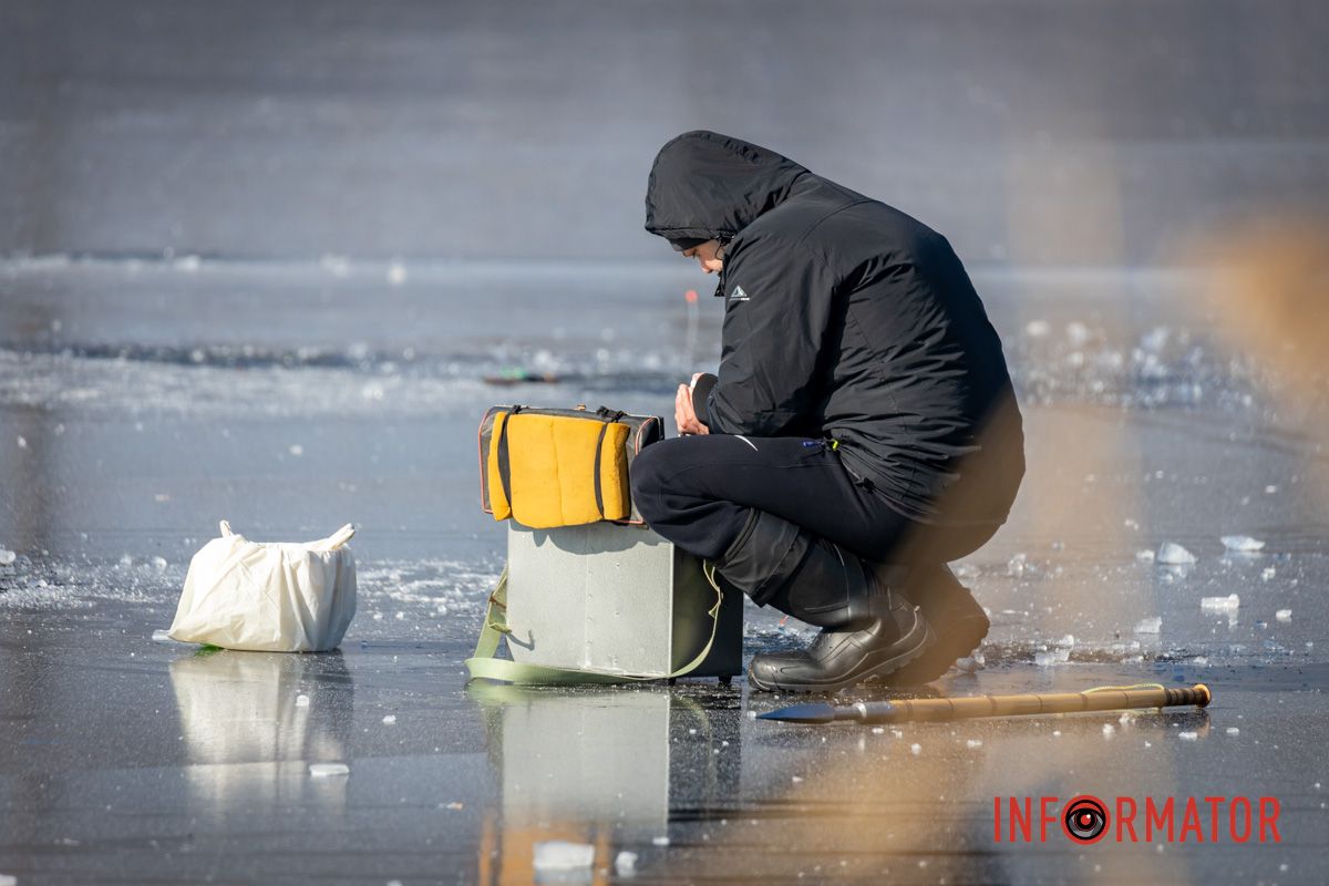 Рискуют собственной жизнью: в Днепре на Ломовском рыбаки вышли на первый лед 15