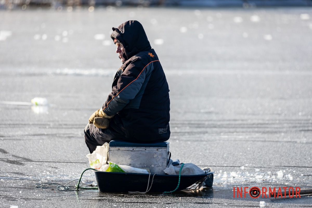 Рискуют собственной жизнью: в Днепре на Ломовском рыбаки вышли на первый лед 16