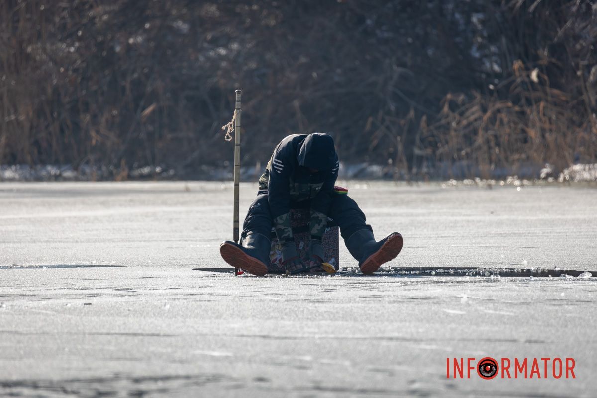Рискуют собственной жизнью: в Днепре на Ломовском рыбаки вышли на первый лед 17