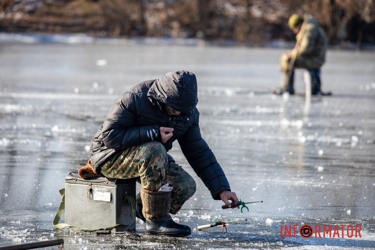 Рискуют собственной жизнью: в Днепре на Ломовском рыбаки вышли на первый лед 18