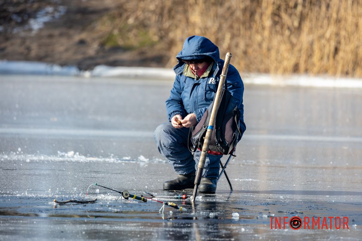 Рискуют собственной жизнью: в Днепре на Ломовском рыбаки вышли на первый лед 19