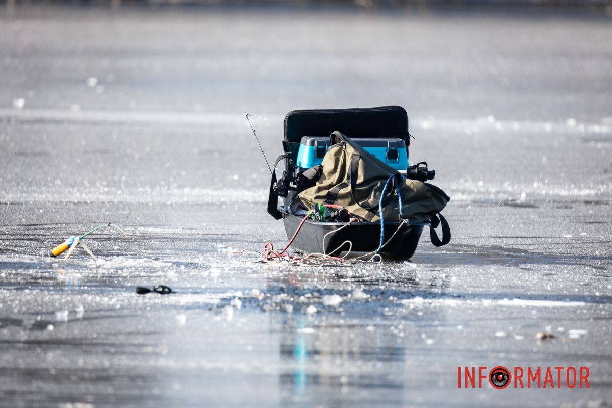 Рискуют собственной жизнью: в Днепре на Ломовском рыбаки вышли на первый лед 20