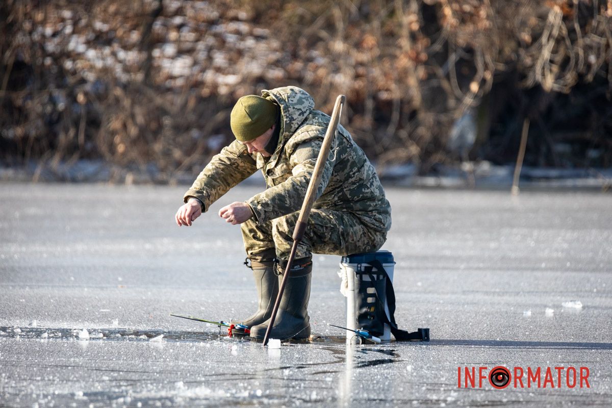 Рискуют собственной жизнью: в Днепре на Ломовском рыбаки вышли на первый лед 21