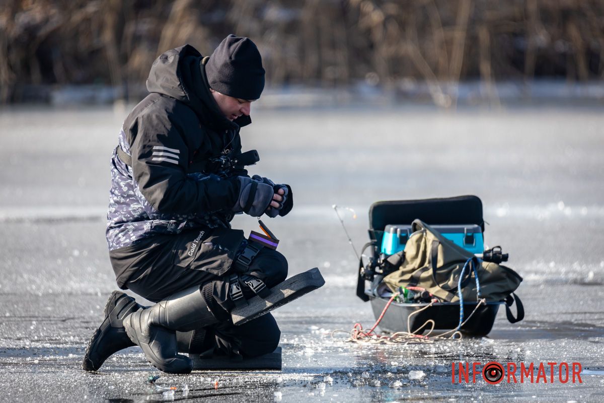 Рискуют собственной жизнью: в Днепре на Ломовском рыбаки вышли на первый лед 22