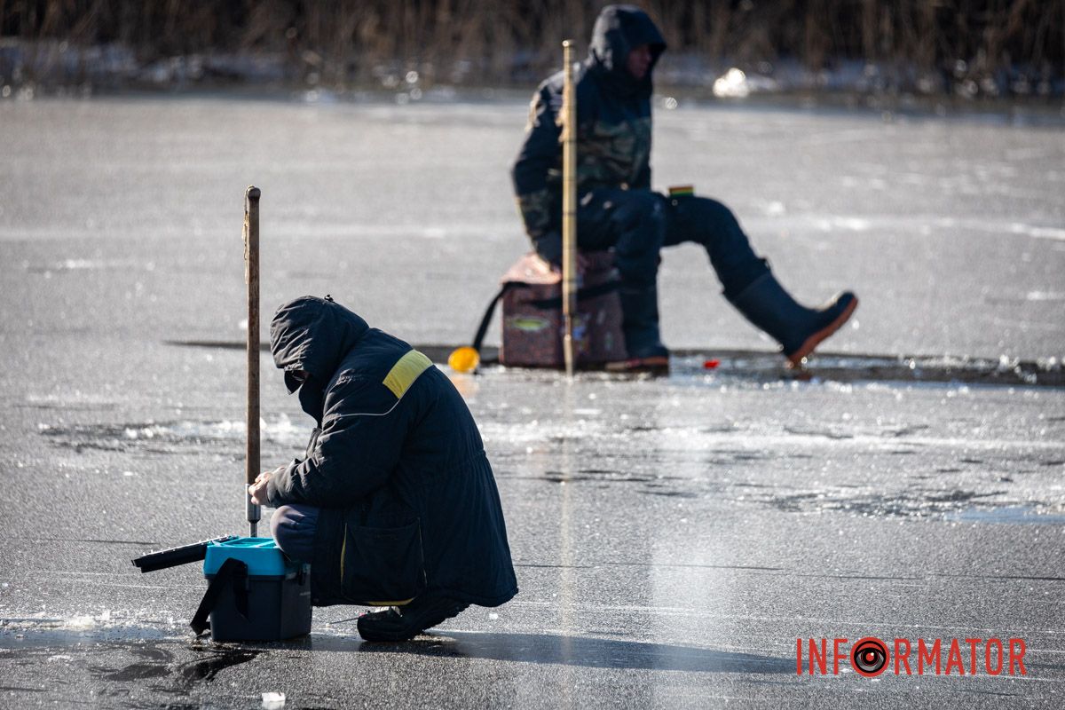 Рискуют собственной жизнью: в Днепре на Ломовском рыбаки вышли на первый лед 23