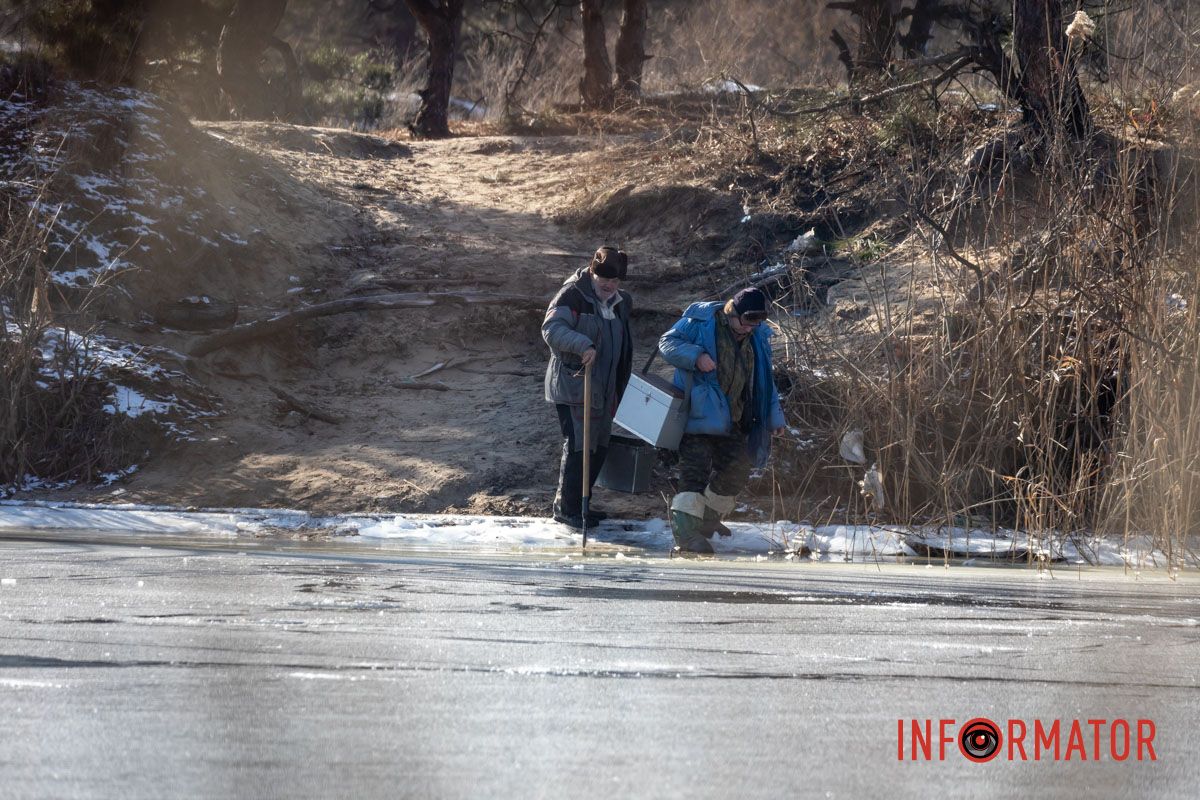 Рискуют собственной жизнью: в Днепре на Ломовском рыбаки вышли на первый лед 24