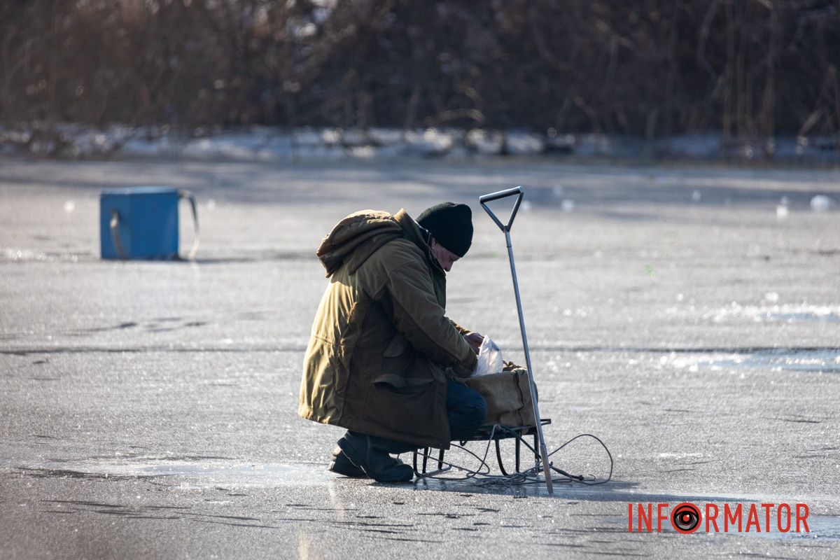Рискуют собственной жизнью: в Днепре на Ломовском рыбаки вышли на первый лед 26