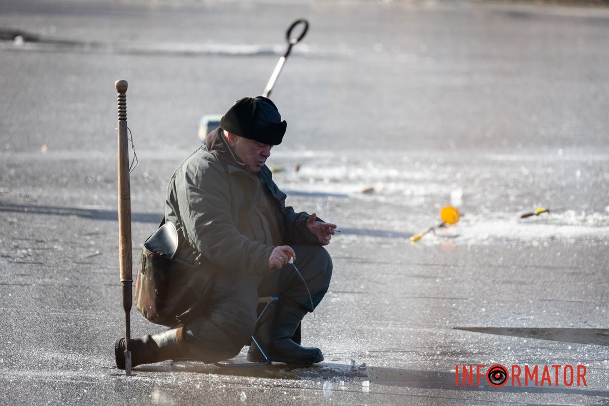 Рискуют собственной жизнью: в Днепре на Ломовском рыбаки вышли на первый лед 27