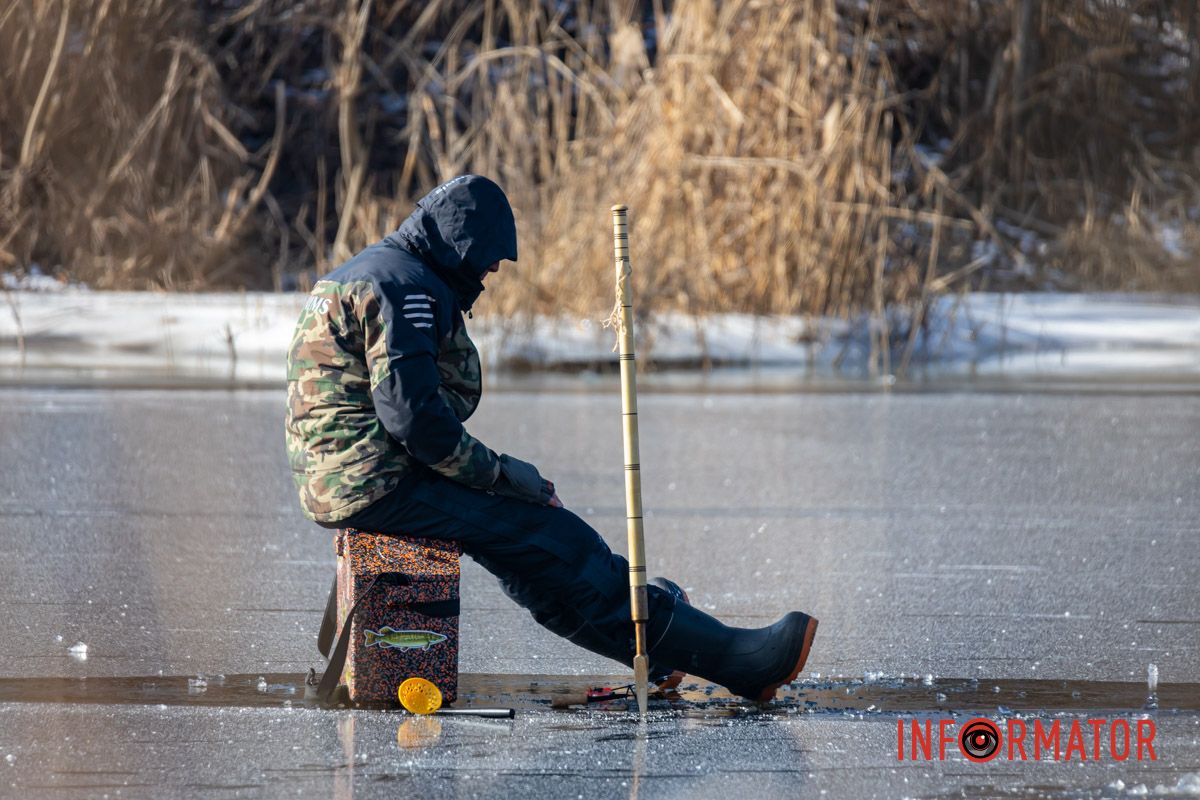 Рискуют собственной жизнью: в Днепре на Ломовском рыбаки вышли на первый лед 30