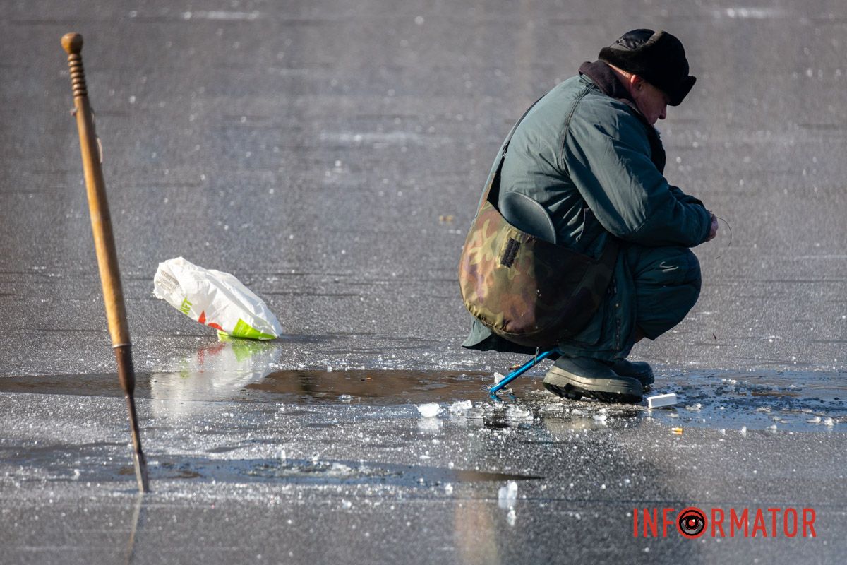 Рискуют собственной жизнью: в Днепре на Ломовском рыбаки вышли на первый лед 31