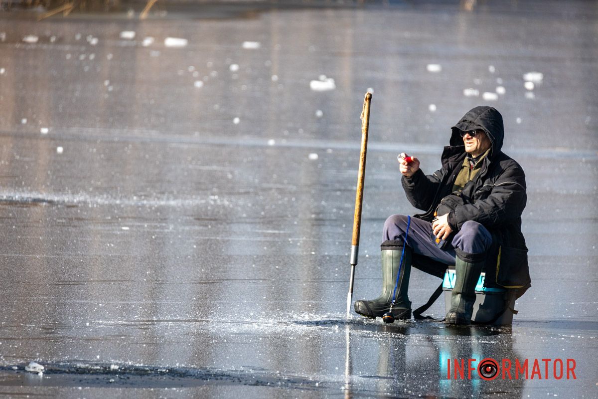 Рискуют собственной жизнью: в Днепре на Ломовском рыбаки вышли на первый лед 34