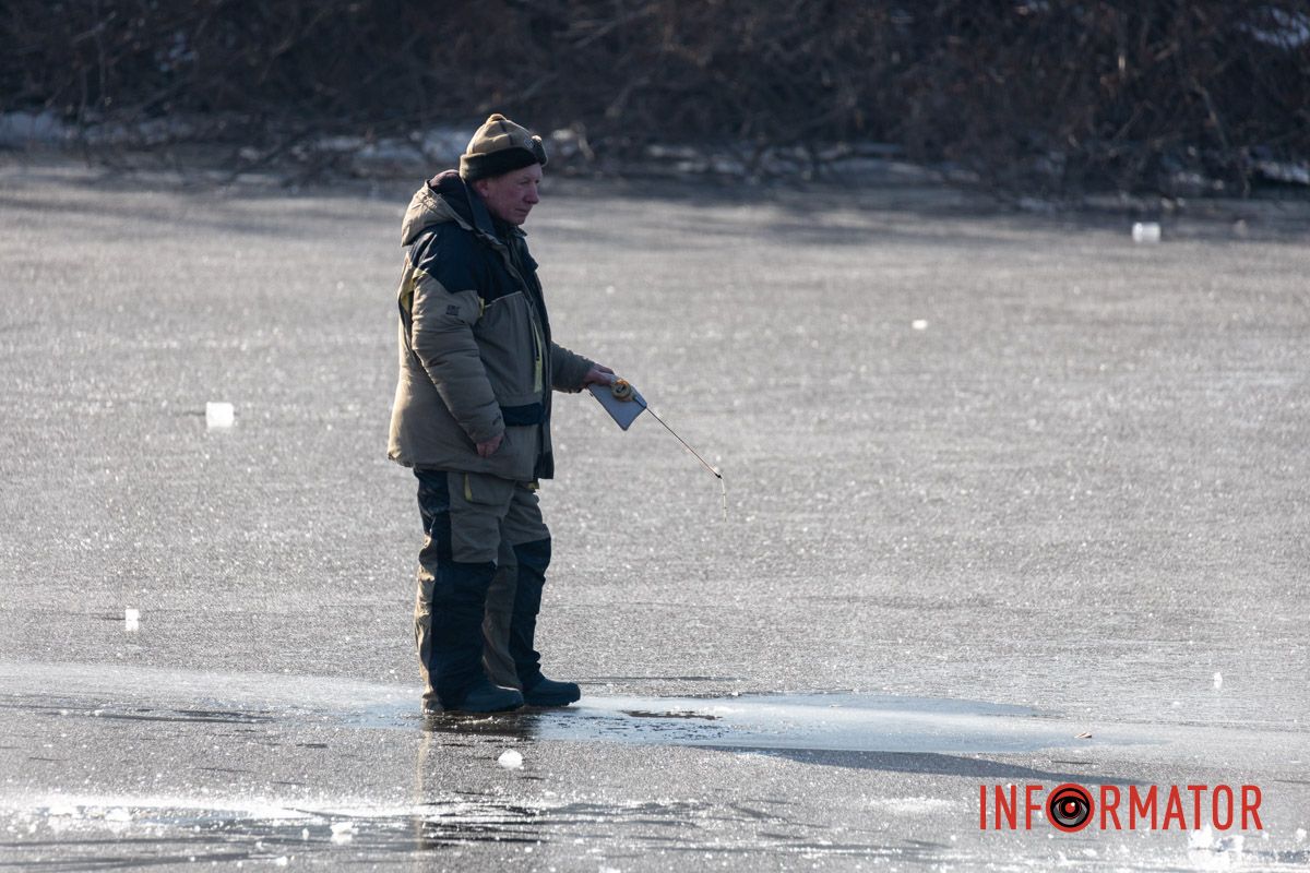 Рискуют собственной жизнью: в Днепре на Ломовском рыбаки вышли на первый лед 36
