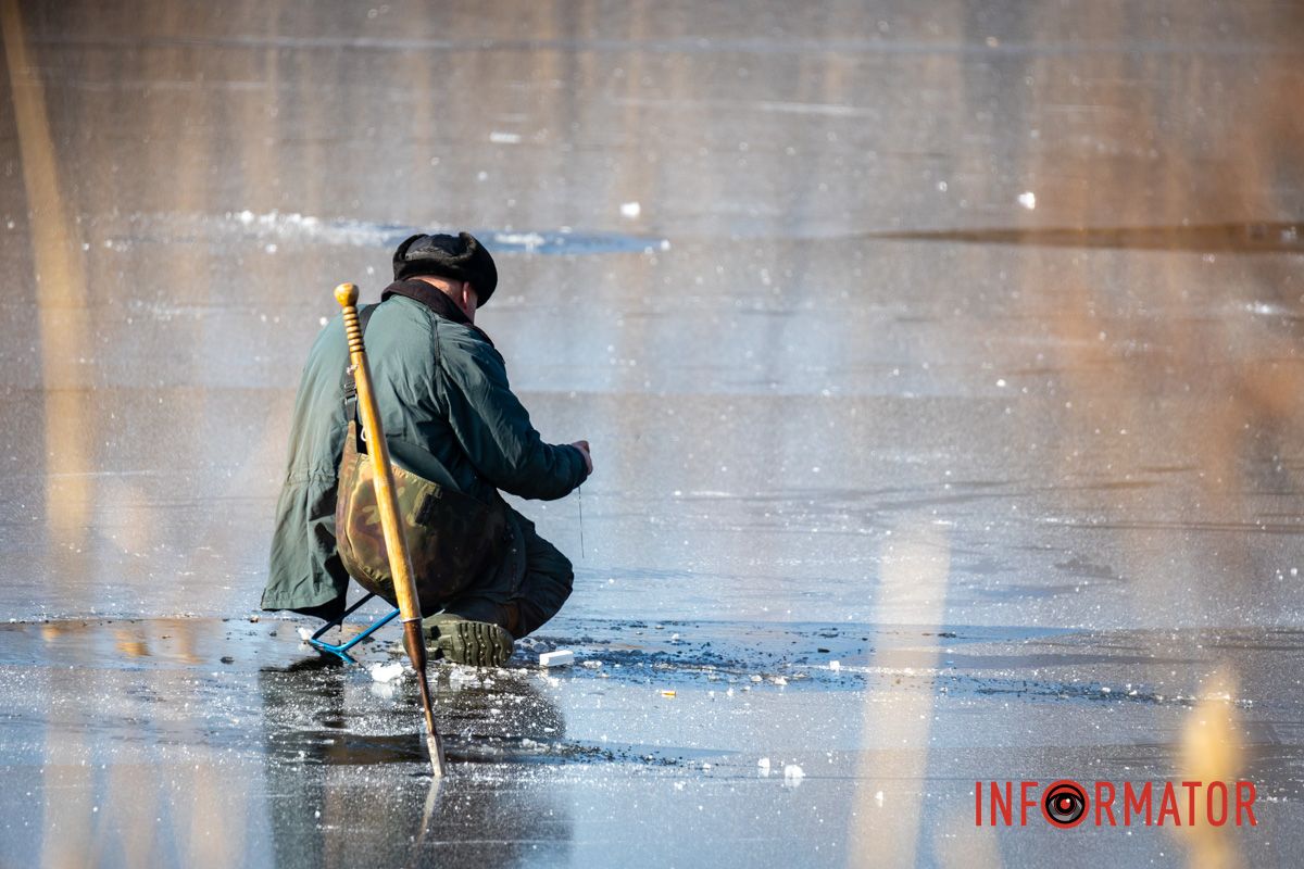 Рискуют собственной жизнью: в Днепре на Ломовском рыбаки вышли на первый лед 37