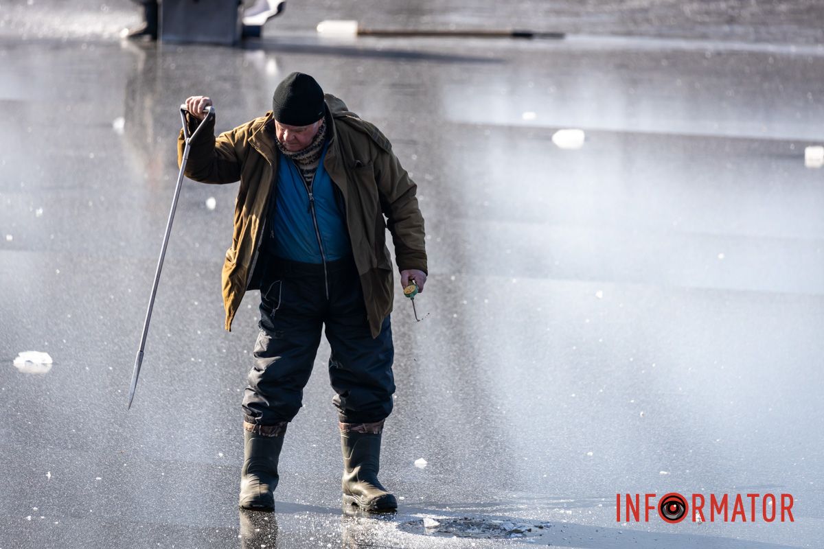 Рискуют собственной жизнью: в Днепре на Ломовском рыбаки вышли на первый лед 38