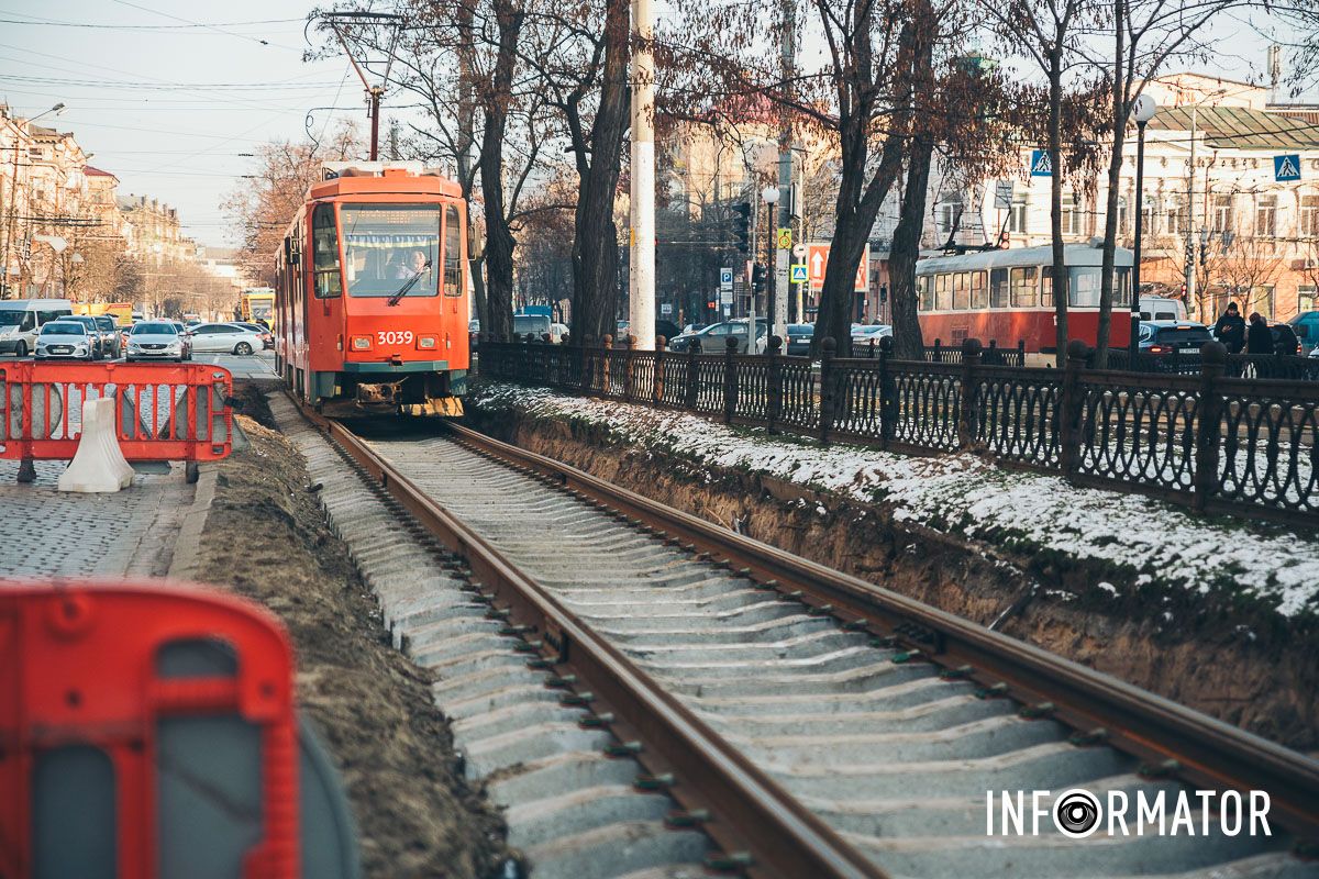 Работы ведутся на пересечении проспекта Дмитрия Яворницкого и улицы Василия Чапленко Работы ведутся на пересечении проспекта Дмитрия Яворницкого и улицы Василия Чапленко