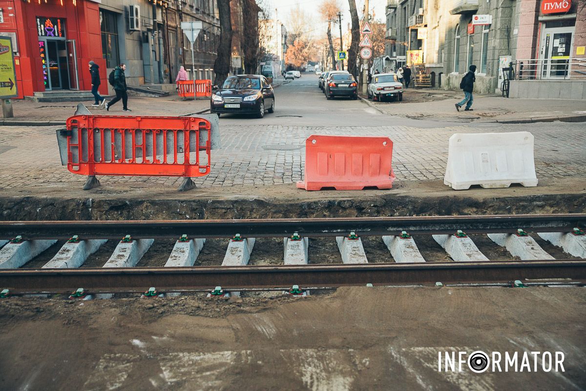 На дороге стоят соответствующие упреждающие знаки На дороге стоят соответствующие упреждающие знаки