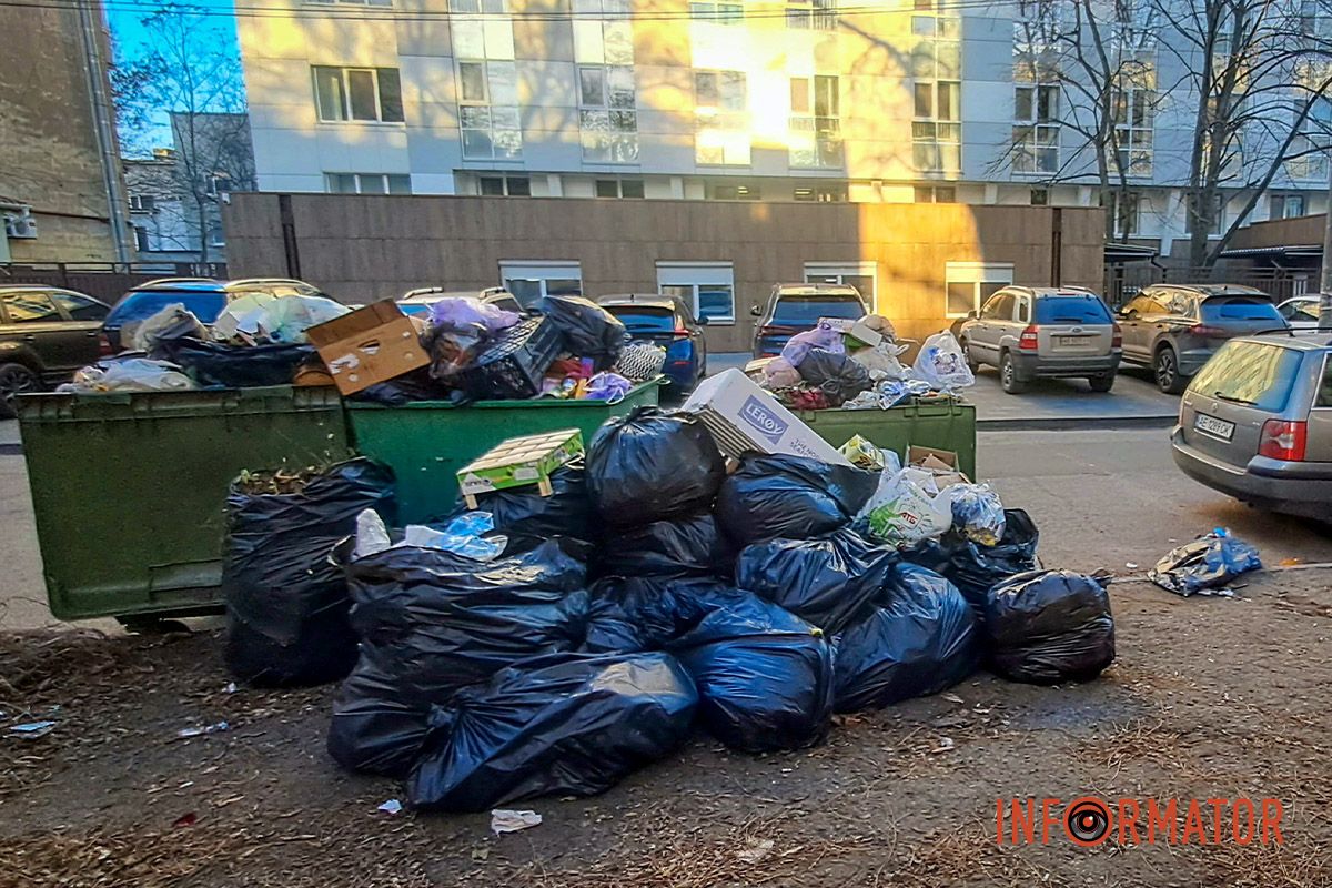 У вівторок, 11 лютого, на вулиці Івана Акінфієва в Дніпрі помітили купи сміття на тротуарі