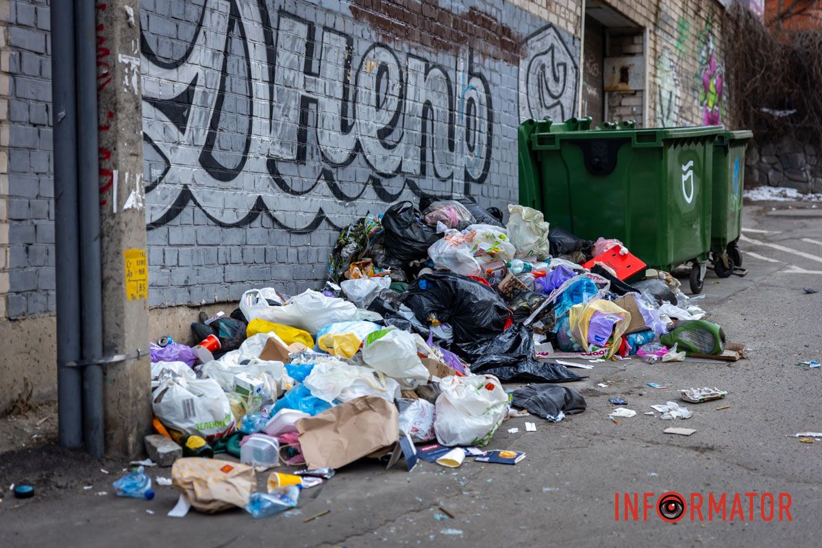 При цьому поруч стояли порожні сміттєві контейнери