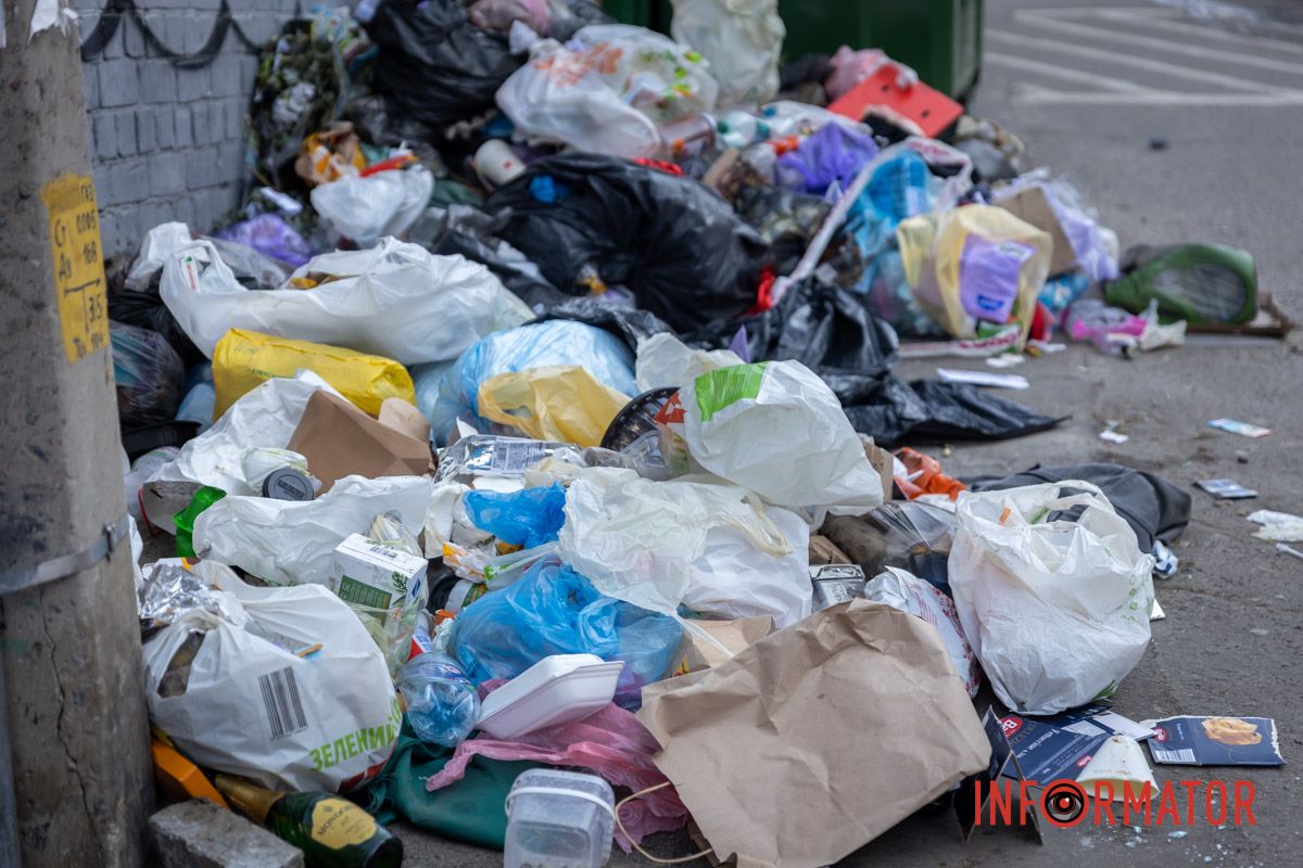 Напівпорожні баки, а поруч — гори сміття