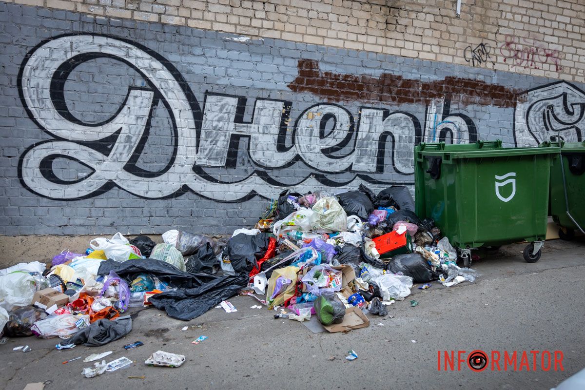 Тут і використані шприци, і порожні пляшки, і мішки з відходами